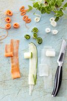 Gemüse zubereiten, Rettich, Gurken und Karotten in Streifen schneiden