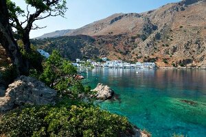 Kreta: Dorf Loutró, Badebucht, Gebäude, sommerlich