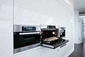 Küche unter der Schräge: Moderne Einbaugeräte mit Edelstahlrahmen