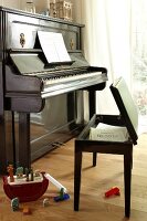 Klavier und Klavierhocker mit Platz für Noten