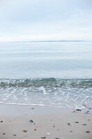 Dänemark, Jütland, Wellen am Strand, Blick aufs Meer
