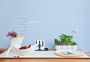 Designer-Porzellan: Salatschale in Weiß, Vase, Kerzenblock, Buchstabe