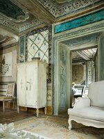 Italienischer Palazzo: Sessel und Schrank, antik, Rautenmuster an Wand