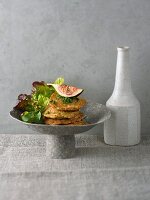 Amarant-Taler auf Blattsalat