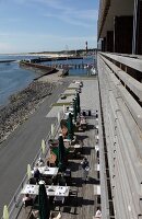 Sylt, Gäste auf der Terrasse des Hotels "Budersand" blicken aufs Meer