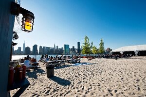 New York: Queens, Water Taxi Beach, Touristen, Stadtansicht, sommerlich