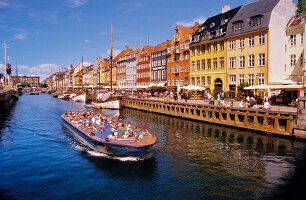 Buntes Treiben am Nyhavn in Kopenhagen, Ausflugsboot