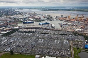 Bremerhaven: Blick auf Hafen, Auto- port, Parkplätze, Luftaufnahme.