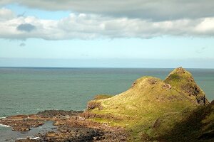 Irland: Antrim-Küste, Meerblick, Felsenlandschaft.