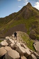 Irland: Antrim-Küste, Giant's Causeway, steinig, Touristen.