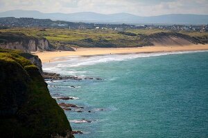 Irland: Antrim-Küste, Klippen, Meer, malerisch.