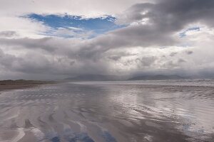 Irland: Ring of Kerry, Inch Beach, Meer, Berge, Nebel, Wolken.