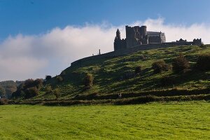 Irland: Rock of Cashel, Burgruine auf Felsvorsprung, grün.