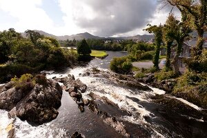 Irland: Ring of Kerry, Fluss durch Kenmare Village.