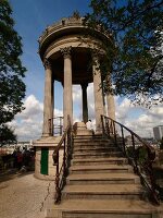 Paris: Parc des Buttes-Chaumont, Park, Sibyllentempel, Stufen.