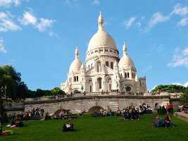 Paris: Blick auf Sacré-Coeur, Fassade, blauer Himmel