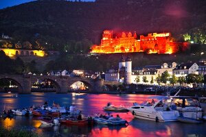 Heidelberg: Karl-Theodor-Brücke, Schloss, Menschen am Ufer, abends