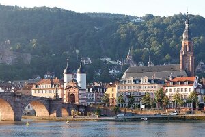 Heidelberg: Karl-Theodor-Brücke, Neckar, Stadtansicht.