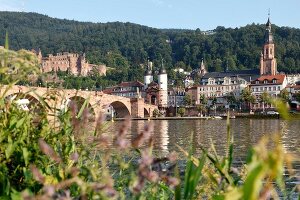 Heidelberg: Karl-Theodor-Brücke, Neckar, Stadtansicht.