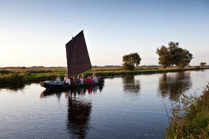 Worpswede: Segelboot auf der Hamme, Touristen, Sonnenuntergang.