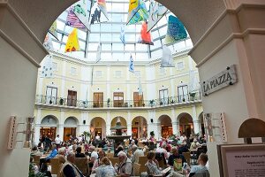 Bremerhaven: Havenwelten, Shopping Mall, Menschen an Tischen.