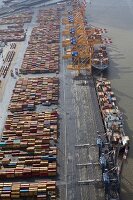 Bremerhaven: Blick auf Container- hafen, Luftaufnahme.