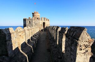 Anamur: Mamure Kalesi, Burgruine, Mauer, sonnig, Himmel blau