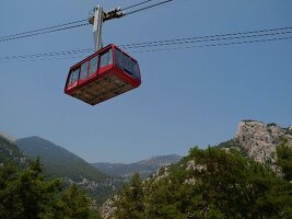 Antalya: Taurus-Gebirge, Gondel zum Gipfel, blauer Himmel
