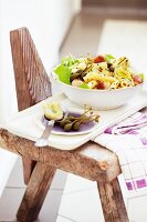 Winter pasta salad with sausage, Manchego and caper fruits