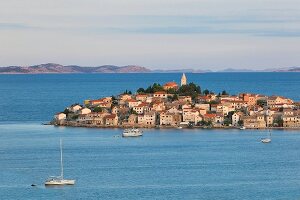 Kroatien: Dorf Primo¿ten, Meerblick, Berge am Horizont