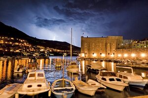 Kroatien: Dubrovnik, alter Hafen, Boote, abends, Gewitter