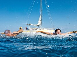 Kroatien: Meer, Segelboot, Männer schwimmen im Meer