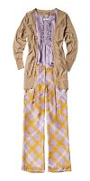 violettes Top, Cardigan in beige, bunte Hose im Pyjama-Stil