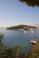 Kroatien: Küste, Bucht Cavtat, Steg, sommerlich