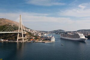 Kroatien: Dubrovnik, Hafen, Kreuz- fahrtschiff, blauer Himmel