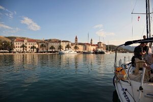 Kroatien: Blick vom Meer auf Trogir 