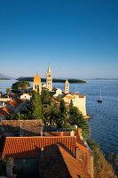 Kroatien: Rab, Kvarner Bucht, Adria, Stadtansicht, Kirchtürme