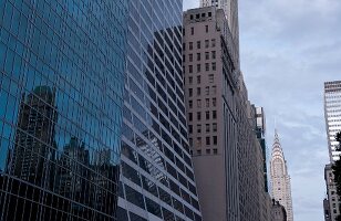 New York: Hochhäuser spiegeln sich in anderen, nähe Bryant Park