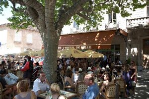 Straßencafé in der  Provence   X 