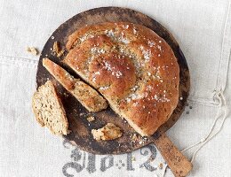 Meditterane Brotschnecke mit Meersalz bestreut