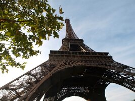 Paris: Blick auf Eiffelturm, Himmel blau.