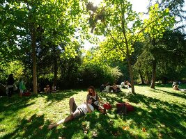 Paris: Parc Monceau, Grünfläche, Pärchen