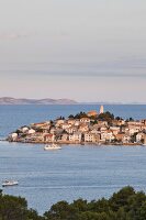 Kroatien: Dorf Primo¿ten, Meerblick, Berge am Horizont