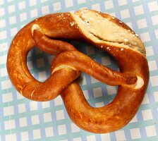 Laugenbrezel auf karierter Serviette.