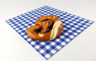 Laugenbrezel auf karierter Serviette.