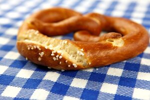 Laugenbrezel auf karierter Serviette.