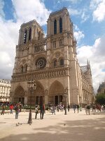 Paris: Notre-Dame-Kathedrale, aussen Touristen