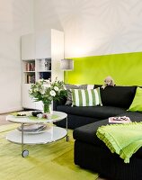 Wohnzimmer mit Ecksofa, Recamiere, Couchtisch, Teppich, Schrank