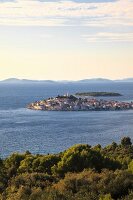 Kroatien: Dorf Primo¿ten, Meerblick, Berge am Horizont