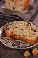 zwei Scheiben Ingwerkuchen liegen au f einem Kuchenteller